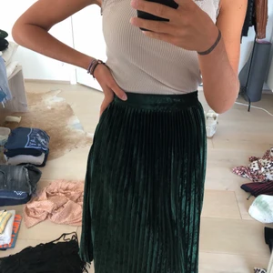 Mid-kjol - Jättefin mörkgrön kjol i mjukt material. Mid längd, superfin till vardags men även till finare tillställningar!