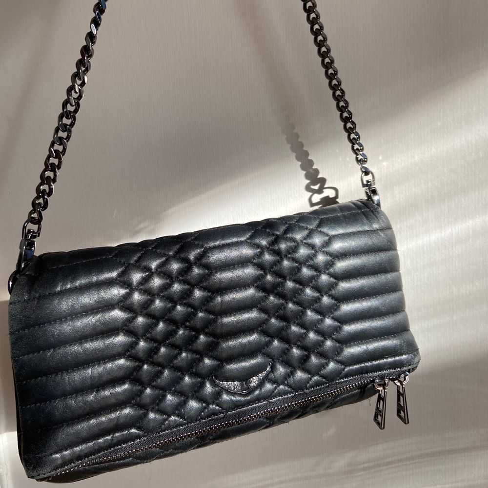Säljer min supersnygga Zadigväska i modellen ”Rock Matelasse Bag” som är köpt förra sommaren på Zadigbutiken för ca 4000kr. Kedjan på väskan är lite rostig (se sista bilden) annars är allt annat i ett mycket fint skick. Dustbag, längre kedja och påse skickas med om så önskas. Kan tänka mig att byta mot en annan Zadig eller en Maje väska. 💕💕 Fraktar eller möts upp på gröna linjen! BUDA! . Väskor.