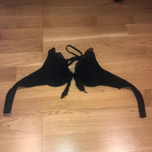 Bikiniöverdel  - Svart bikiniöverdel i mycket gott skick med broderat mönster och rosett fram, knäpper bak till och knyter runt halsen💕 från h&m, säljer pågrund av för liten 
