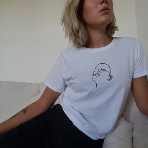 Handmade Face print - Vit tshirt jag handmålat en ansikte på! Mjuk och skön i unisex S. Frakt ingår