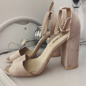 Klackskor - Klackskor ifrån Nelly, storlek 37. Säljs för 90 kr plus frakt 💕