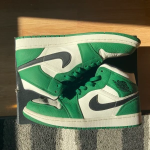 Air Jordan 1 Pine Green - Säljer dessa Air Jordan 1 mid Pine Green. Skick 9/10, knappa tecken på användning. Kvitto, box osv finns! Möts i Sthlm eller fraktar mot kostnad 🙏🏻