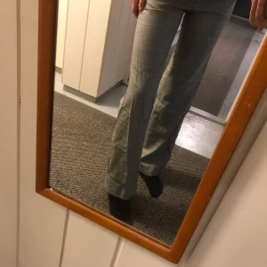 rutiga högmidjade byxor - Grå rutiga högmidjade byxor. Vet ej vilket märke då de är köpta på second hand. De är insydda i midjan. Köparen står för frakten.