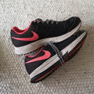 Nike skor  - Ett par löparskor från Nike köpta på stadium för ett par år sedan. Använda några gånger men skulle säga de är i mycket fint skick, endast lite damm/smuts på dom. Storlek 37,5.   Kostade runt 700 nya om jag minns rätt.  200 spänn plus frakt ✌️