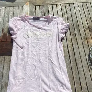 En rosa Morris t-shirt i storlek XS. Gammal design men är i dra skick!  Priset kan diskuteras