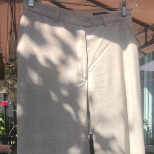 Fina byxor - Fina beigea ull kostymbyxor köpta på en vintage butik. Aldrig använda i perfekt skick! Storlek 36 ! Frallor tillkommer på 44 :)