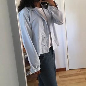 Oversized skjorta  - En blå/vit rutig trendig oversized skjorta. Slut såld från HM. Kommer att vara oversized för folk som bär XS-S. Nypris 160kr