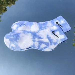 Nike strumpor  - Tie dye Nike strumpor. Köptes här på plick men dom har tyvärr aldrig kommit till användning. Helt oanvända. Köparen står för frakten <3