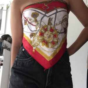 Mönstrad sjal - Trendig mönstrad sjal i sidenimitation. Går att använda på många olika sätt, t.ex som på bild🥰 kan mötas upp i Uppsala eller frakta för 20kr💕 bud från 100kr!