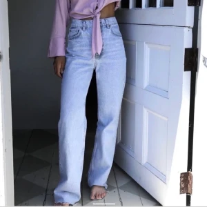 Zara Jeans - Säljer dessa slutsålda Zara Jeans i strl S. Använd 1 gång. Säljer för att de sitter lite för tajt på mig. Oklippta!