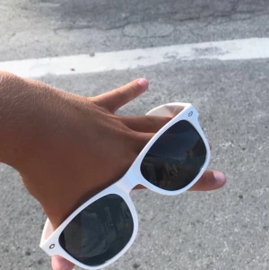 Nissan glasögon - Jätte coola Nissan solglasögon, ja Nissan bilmärket hahah!