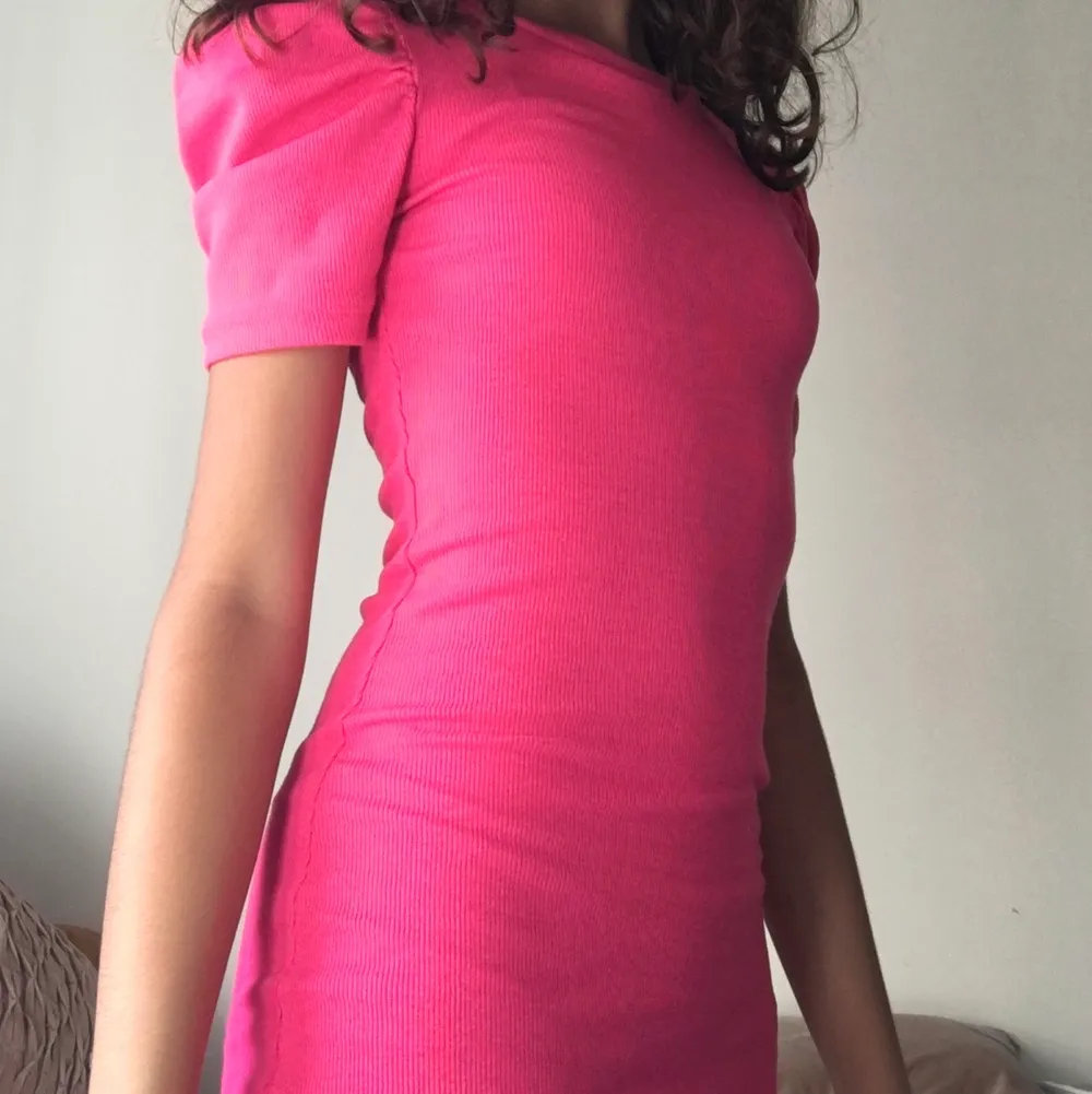 Sååå fin rosa klänning. Den kommer inte till användning så ofta. Kostar 40kr + frakt eller kan mötas upp i Stockholm. Passar xs mer skulle jag säga. Fråga gärna mig om ni har andra frågor. Eller så kan jag byta om någon har någon fin topp😉🥰. Klänningar.