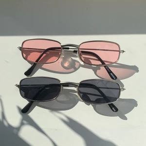 Glasögonen  - Själver mina två skit coola och trediga glasögon som man kan styla så snyggt med🥰 helt fläck och felfria❤️                                                                 Säljer för 80kr/st och 150 kr för båda✨                        Köpare står för frakt