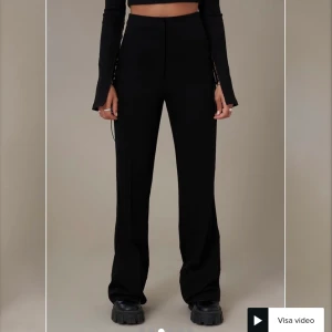 Hanna schönbergs kostymbyxor - Säljer nu vidare dessa snygga kostymbyxor från Hanna schönbergs kollektion med NAKD!! Storlek 32, helt nya! Prislapp kvar!!!💓 350 kr + frakt!!