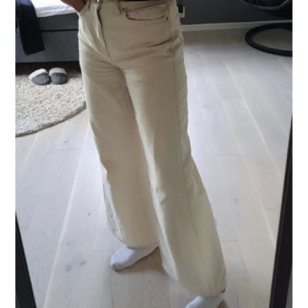 Supersnygga långa ljusbeiga vida jeans köpta här på Plick, mycket bra skick!🥰 Storlek S (hon på bilden är 175cm). . Jeans & Byxor.