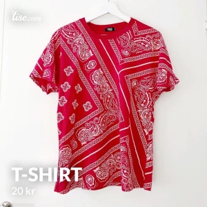 T-shirt - T-shirt i storlek 36, begagnat skick! Frakt på 44kr tillkommer 📦