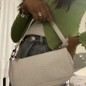 Vit axelväska - Gullig axelväska som är helt oanvänd