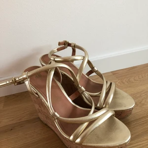 Guldiga klackar  - Storlek 39 , näst intill oanvända 