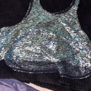 Glittrig fest top - Sååå snygg o glittrig fest top! Sticks inte alls och går att ha vad som helst under!