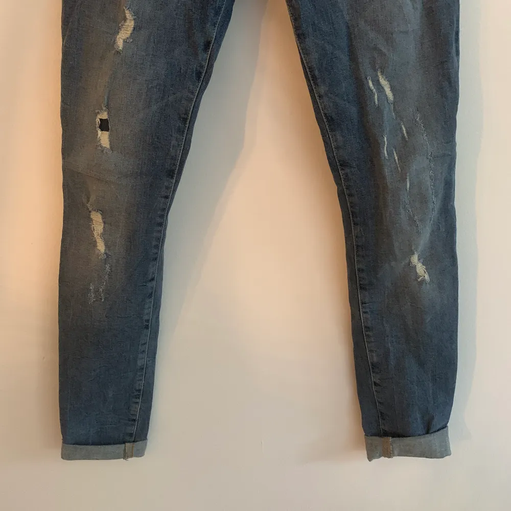 Superfina slitna jeans. Väldigt bra skick, knappt använda. Köparen står för frakten. Fraktar endast.. Jeans & Byxor.