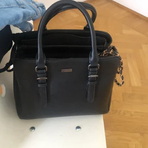 Söker - Söker en sån väska som på bilden den modellen och färgen lite större går bra också