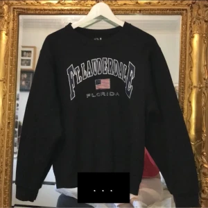 Storlek S - Köpt här på plick men var tyvärr lite för liten för mig! (Inte mina bilder!) Jätte skön och bra kvalite💓🥰🌟