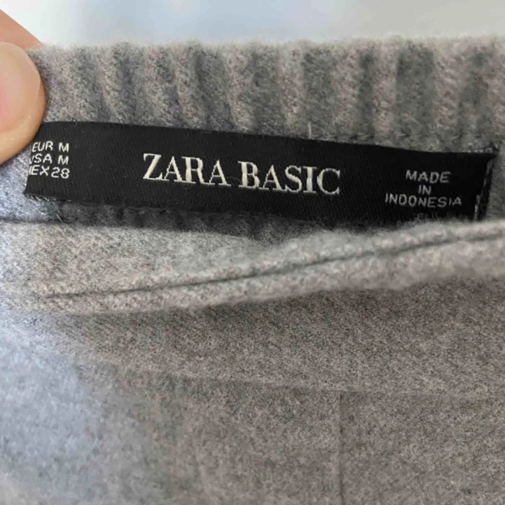Kostymbyxor i filt från Zara! Aldrig använda 🙌🏻🔅. Jeans & Byxor.