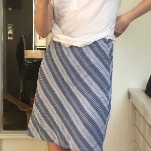 Blårandig kjol - Superfin, blårandig kjol som går till ovanför knäna! Superfin och man känner att tyget är skönt och bra! 