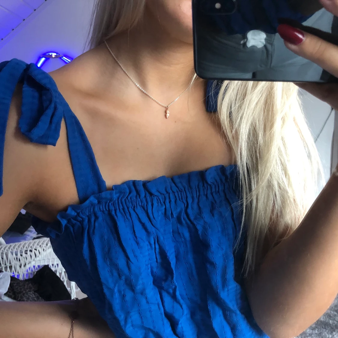 Blått linne med rosetter  - 90