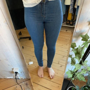 jeans från primark  - Byxor köpta på primark för ett tag sen, använda ett par fåtal gånger, säljer då de inte används. Köparen betalar frakt✨❣️