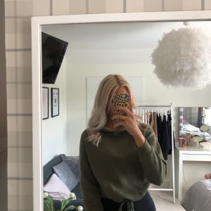 Grön hoodie  - Grön hoodie från new yorker med knyt i midjan💕