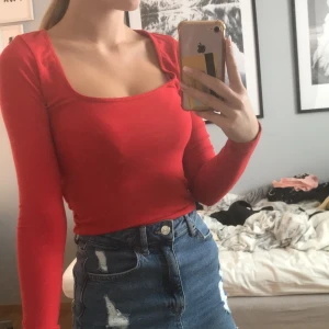 Tröja från Gina  - Röd tröja från Gina tricot. Använt den 2 gånger och storlek Xs. Säljer för 70kr