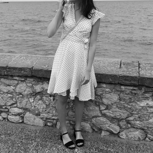 Bikbok prickig klänning  - Prickig klänning i en äldre från Bikbok, storlek XS. Lite skryklig på sista bilderna, men lätt fixat m en strykning. Köpt 2018 och endast använd 2ggr. Har tyvärr blivit för liten för mig så hoppas ngn annan kan tycka om denna fina! Frakt tillkommer, hör av dig v fler frågor