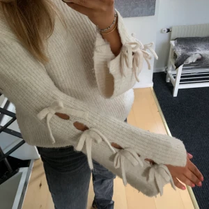 Stickad tröja med rosetter - Jättemysig stickad tröja från Zaras barnavdelning i storlek 164 men jag skulle säga att den passar XS-M☺️