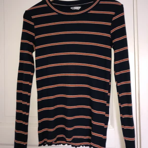 Randig tröja med volangkanter, stl XS - En väldigt stretchig topp från Cubus i Stl XS men skulle passa S/M. Använd 1 enda gång så den är i toppen skick😜