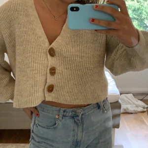 Mango kofta - Beige kofta med ballong-armar från Mango, nypris 400kr. Köparen står för frakten (63kr) 💃🏼