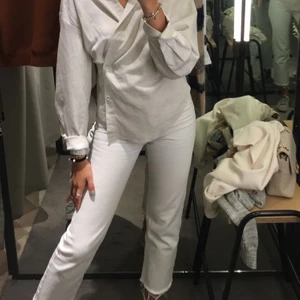 Vita jeans - Säljer nu mina svinsnygga vita momjeans från zara pga att de tyvärr ej används längre. 150kr + frakt eller möts upp i Helsingborg. Skriv för fler bilder :) 