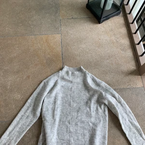 Grå stickad tröja - Ljusgrå stickad tröja som passar till nästan allt💕