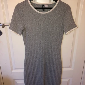 Grå klänning, Storlek M - Använd två gånger, Säljer då den blivit för stor för mig. Frakt kommer läggas på priset