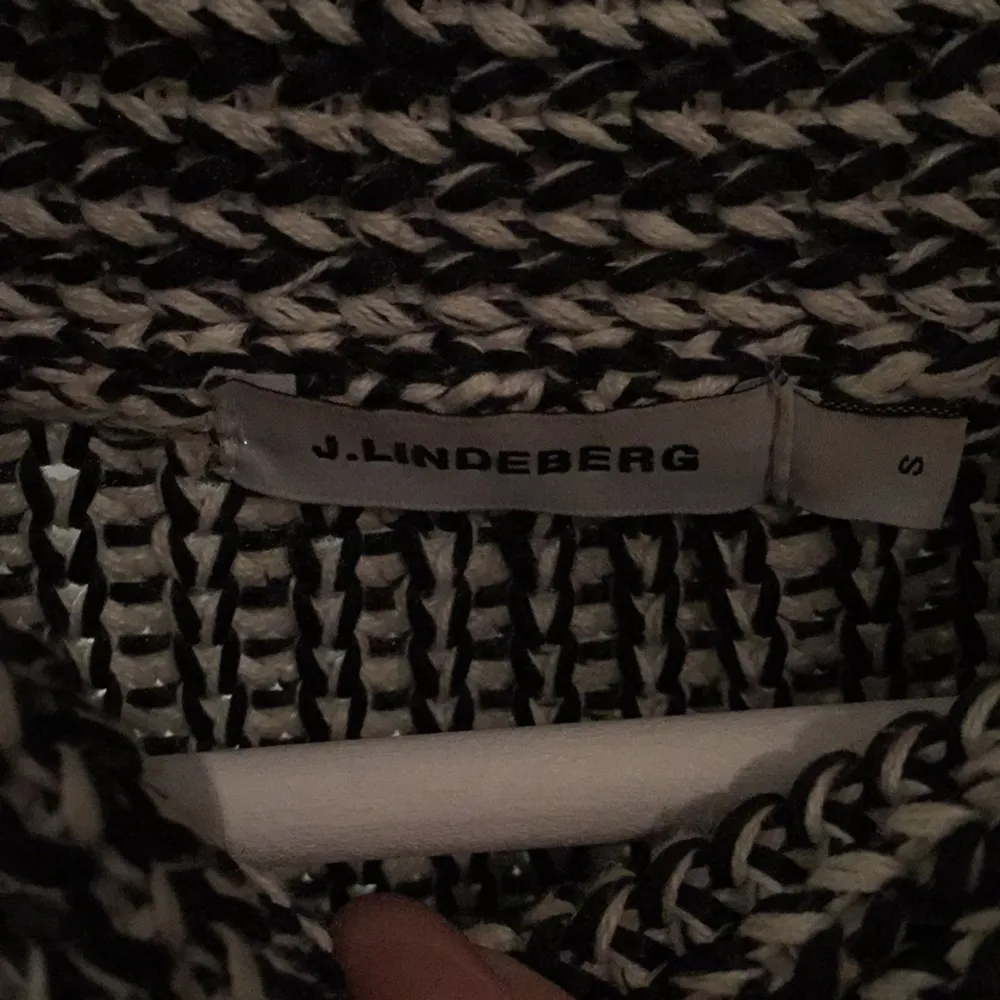 JLindeberg stickad längre tröja. Fint skick. 62 % bomull 38 % polyester . Stickat.