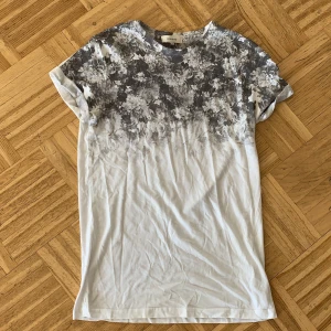 River island T-shirt - Snygg t-shirt från river island i storlek S