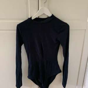 Body hm - Snygg och stilren body från hm. Knappt använd. Öppning på ryggen. Strl s men kan användas av xs. Har man större byst kan den bli lite genomskinlig.