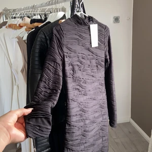 Ny svart klänning från chiquelle - En helt ny klänning från chiquelle, den har lappen kvar och den är endast testas en gång. Den är i storlek cs men passar även S, jag har vanligtvis S och mej passar den perfekt. Frakt på 55kr tillkommer, skriv gärna vid frågor och funderingar🥰❤️