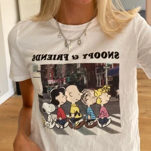 T-shirt med tryck - Jag säljer denna t-shirt med ett snobben tryck från zara. Den är sparsamt använd men har inga slitage eller liknande. Säljs eftersom den inte används längre. Köpt för 159kr men säljs för 50kr+frakt⚡️hör av dig om du är intresserad