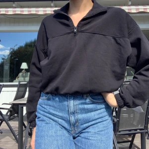 Croppad Half zip sweatshirt från weekday! - Säljer nu min fina croppade sweatshirt från weekday i denna populära half zip modell. Bara använt den några gånger!