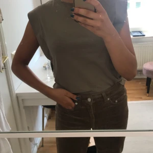 Brun/grå tröja - T-shirt med coola detaljer vid ärmarna. Använd endast en gång och är i storlek XS men passar även mig som brukar ha S-M. 