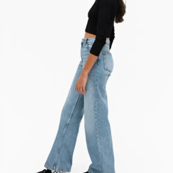 Säljer mina jeans i modellen yoko från monki. Jättefina men säljer för att jag har ett annat par🥰. Jeans & Byxor.
