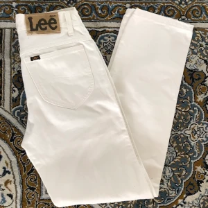 Vintage Lee straight jeans - mycket bra skick utan defekter eller trasor. Lite blekt på loggan men utöver de nästan som nya! Passar inte mig då de är mindre i storleken än förväntat. är nog mer W26-W27 trots att det står W29. Köparen står för frakt. Kan gå ner i pris vid snabb affär