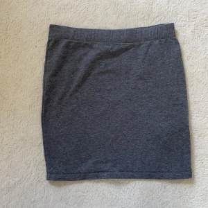 Grå tubkjol från NewYorker  - Jättefin grå tubkjol som tyvärr är för liten. Storlek XS. Köparen står för frakt