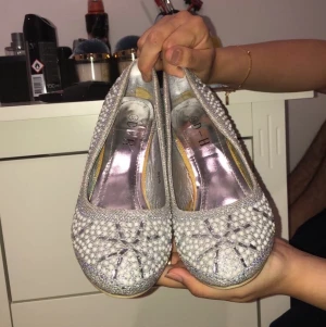 Äkta klackskor  - Lite slitna klackskor med fin bakgrund runt om de. Frakten står ni för (63kr)